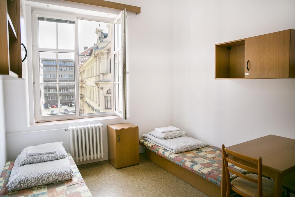 Dizzy Daisy Hostel Praag Buitenkant foto