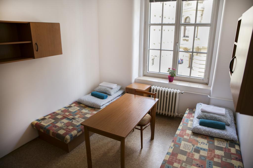 Dizzy Daisy Hostel Praag Buitenkant foto