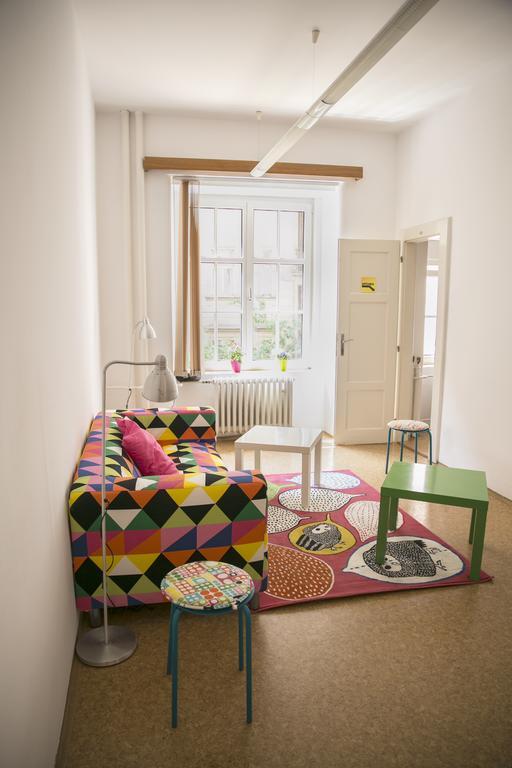 Dizzy Daisy Hostel Praag Buitenkant foto
