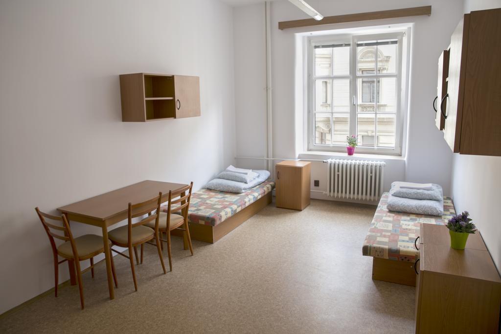 Dizzy Daisy Hostel Praag Buitenkant foto