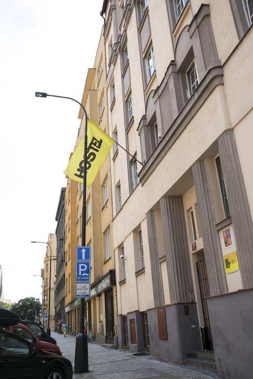 Dizzy Daisy Hostel Praag Buitenkant foto