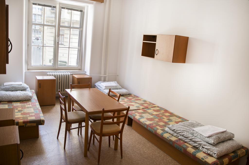 Dizzy Daisy Hostel Praag Buitenkant foto