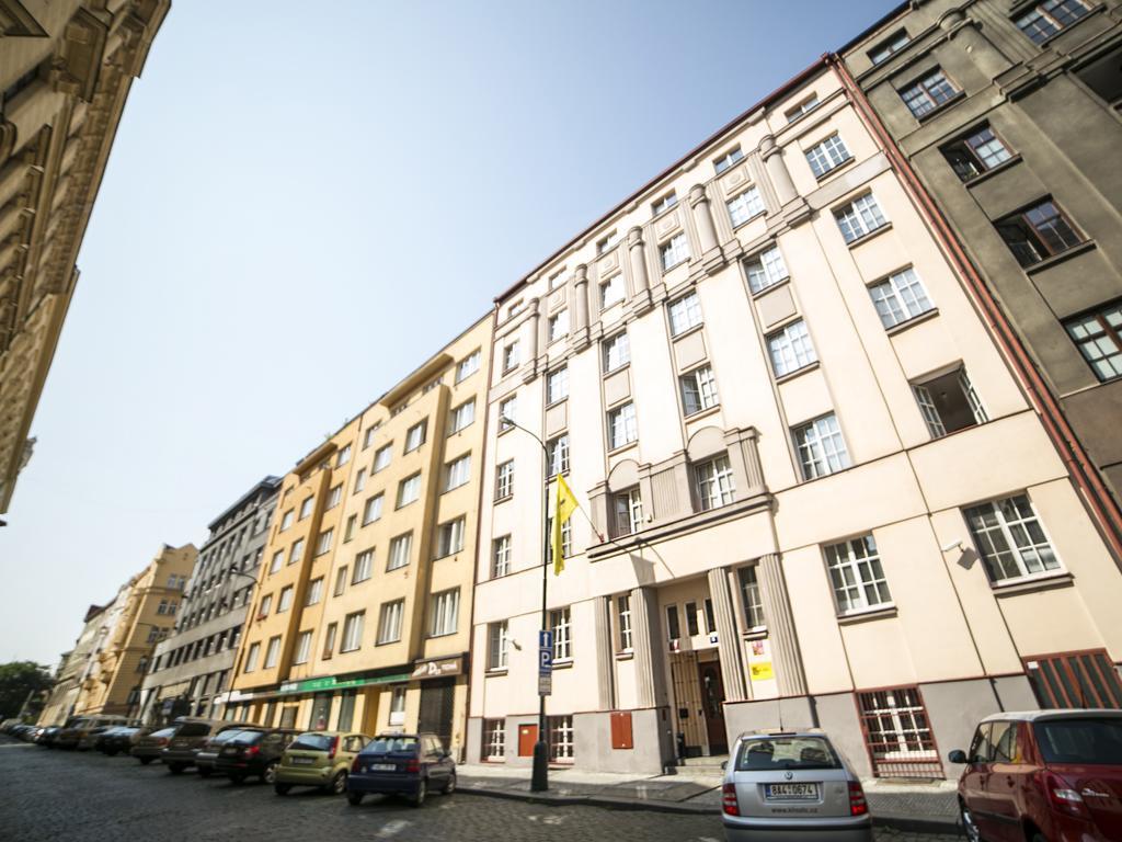 Dizzy Daisy Hostel Praag Buitenkant foto