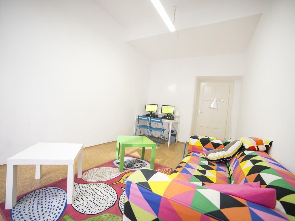 Dizzy Daisy Hostel Praag Buitenkant foto