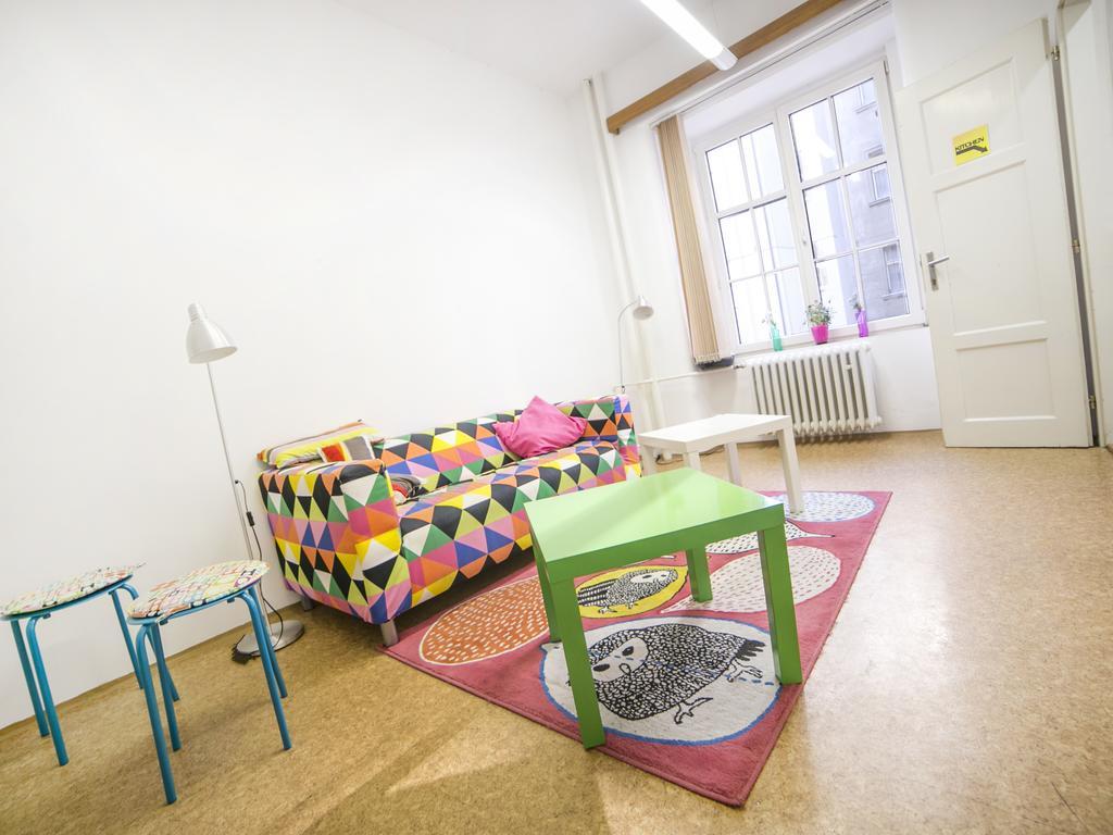 Dizzy Daisy Hostel Praag Buitenkant foto