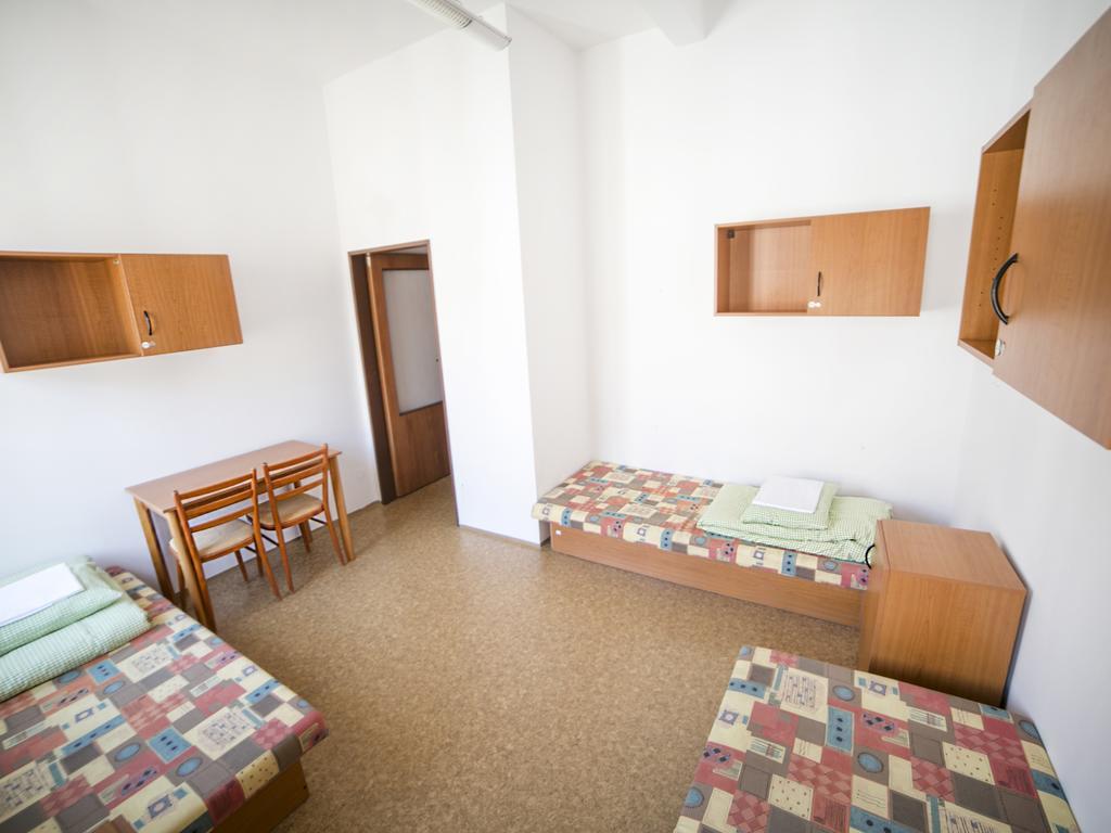 Dizzy Daisy Hostel Praag Buitenkant foto