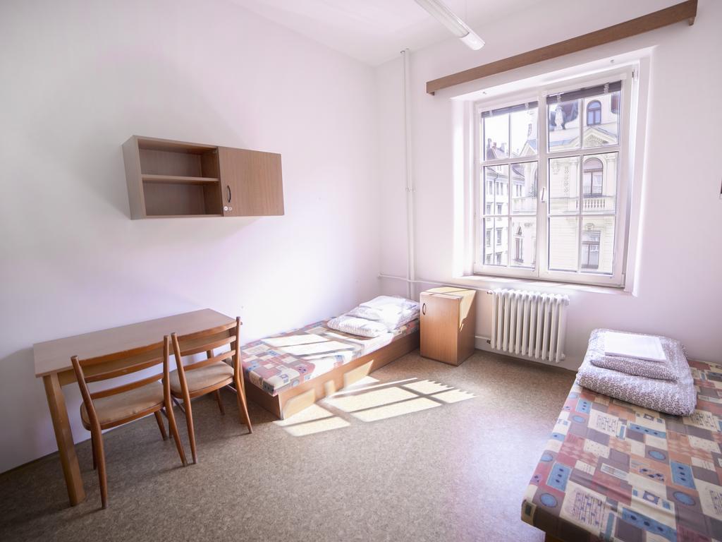 Dizzy Daisy Hostel Praag Kamer foto