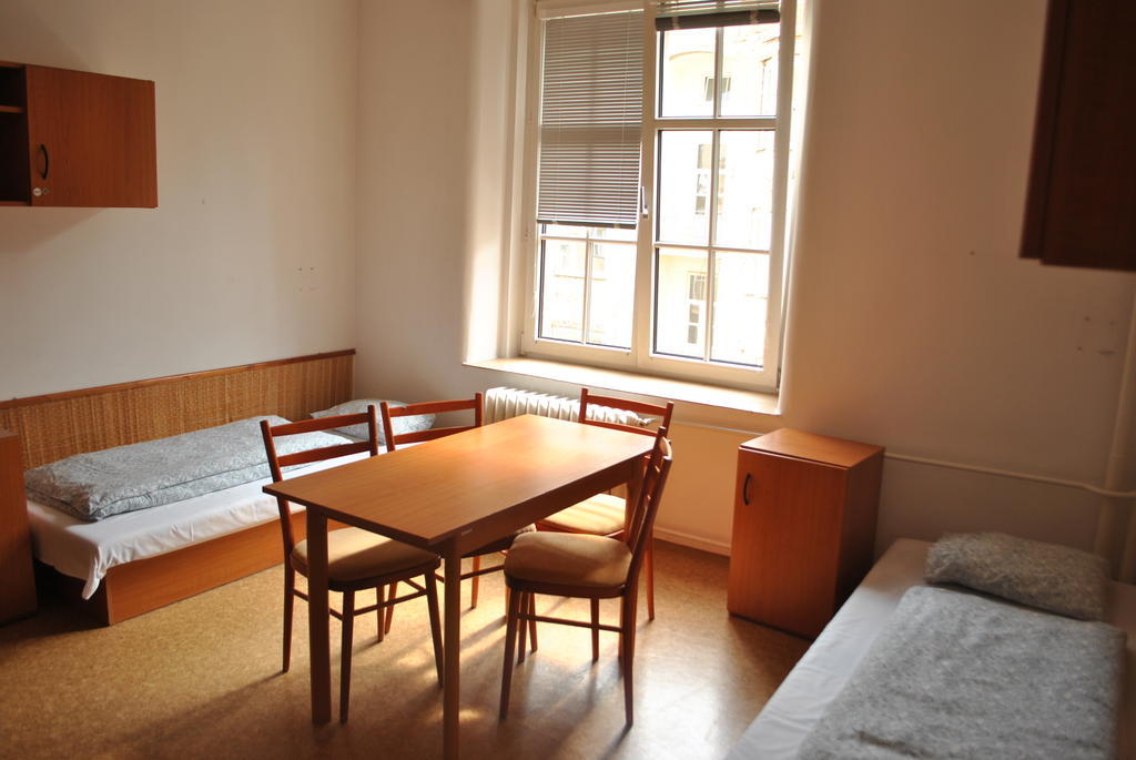 Dizzy Daisy Hostel Praag Kamer foto