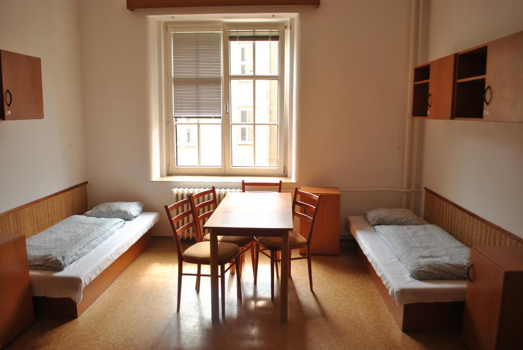 Dizzy Daisy Hostel Praag Kamer foto