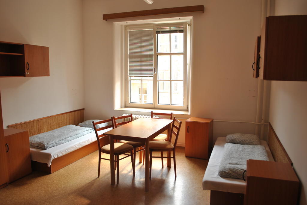 Dizzy Daisy Hostel Praag Kamer foto