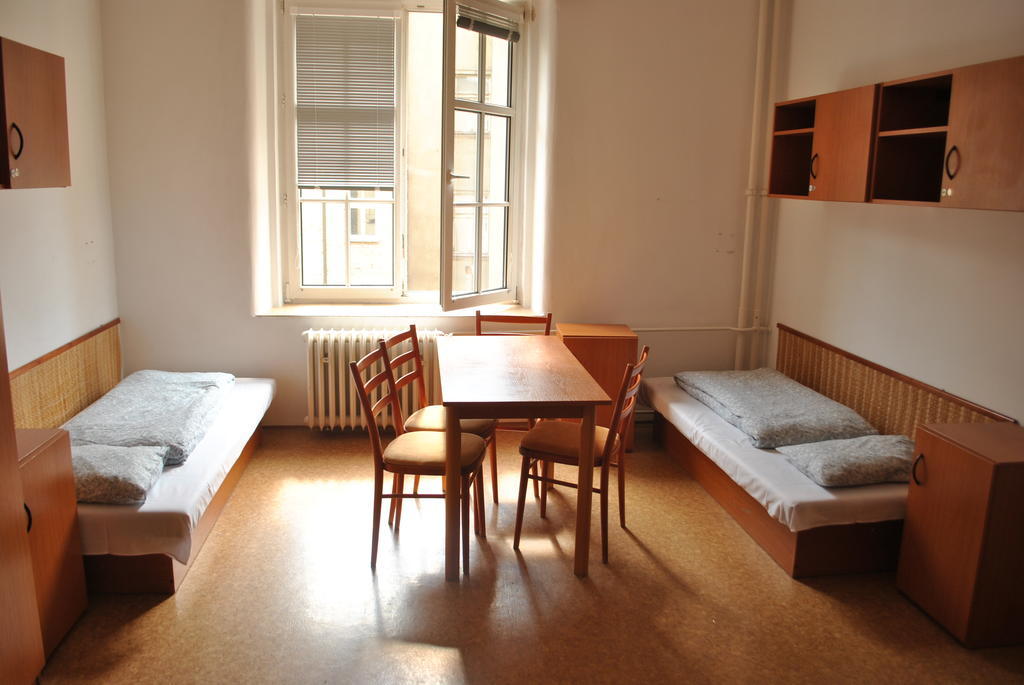 Dizzy Daisy Hostel Praag Kamer foto