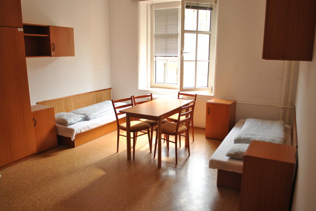 Dizzy Daisy Hostel Praag Kamer foto