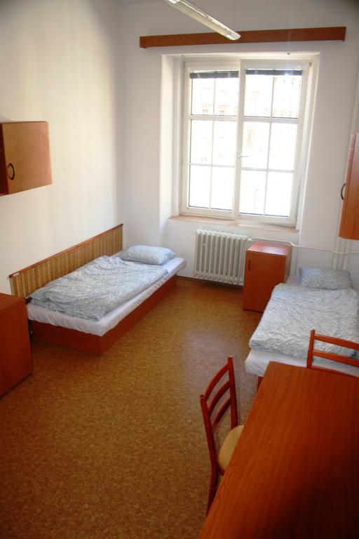Dizzy Daisy Hostel Praag Kamer foto