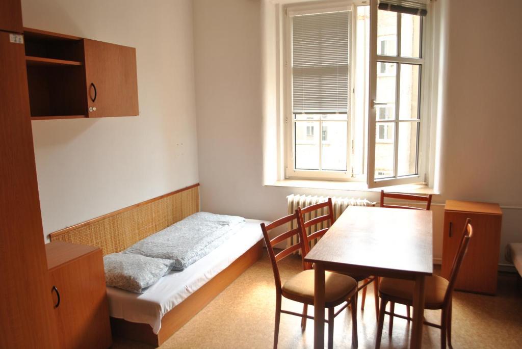 Dizzy Daisy Hostel Praag Kamer foto