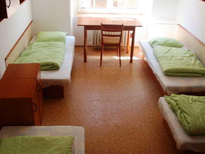 Dizzy Daisy Hostel Praag Buitenkant foto