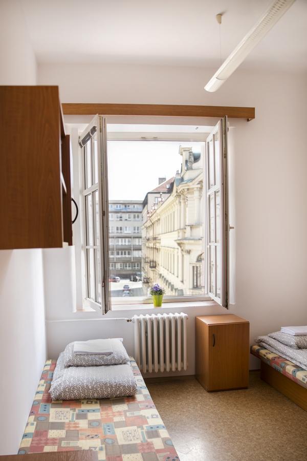 Dizzy Daisy Hostel Praag Buitenkant foto